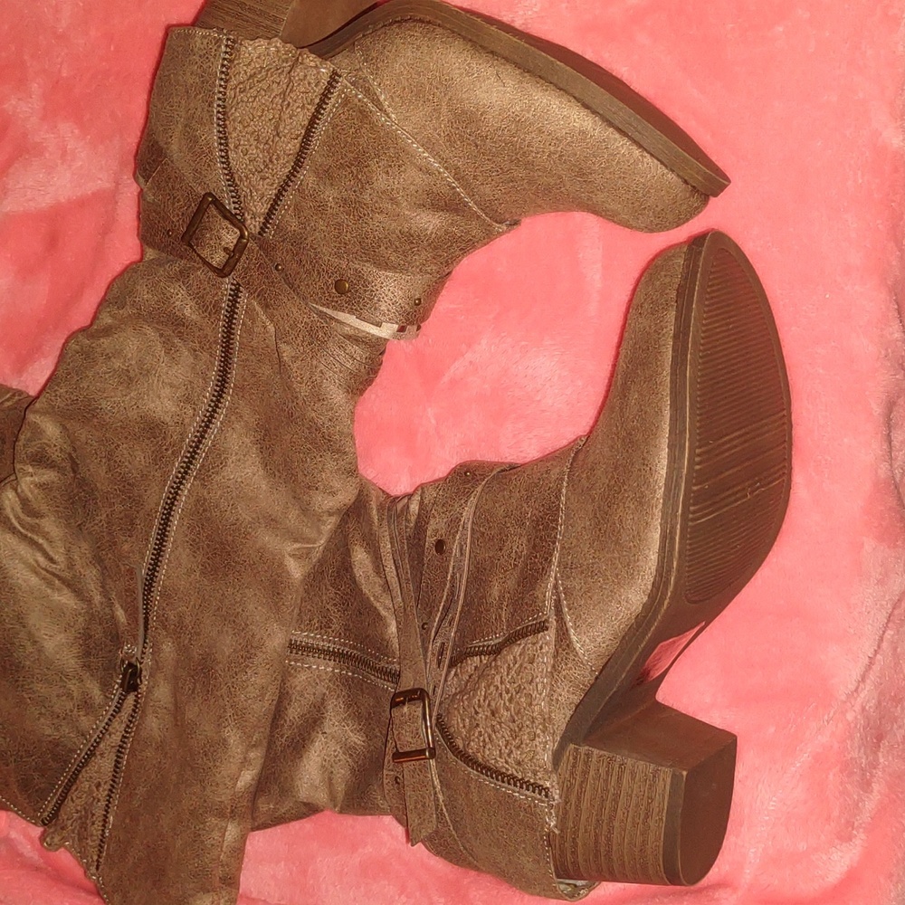 Boots - Picture 3 of 3